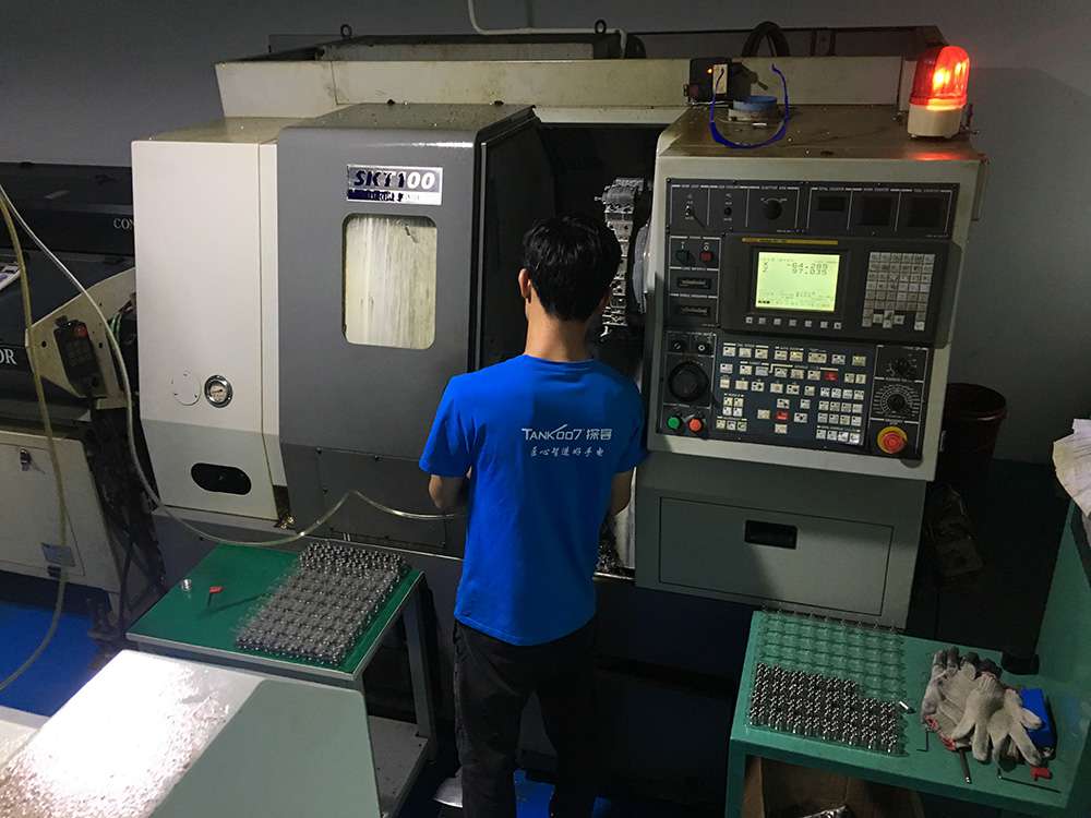 TANK007探客工厂---CNC数控设备操作场景